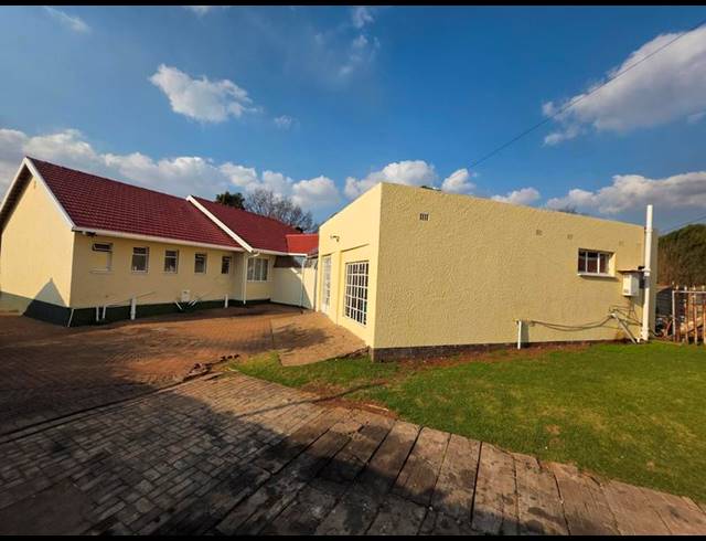 6 BEDROOM HOUSE FOR SALE IN RHODESFIELD